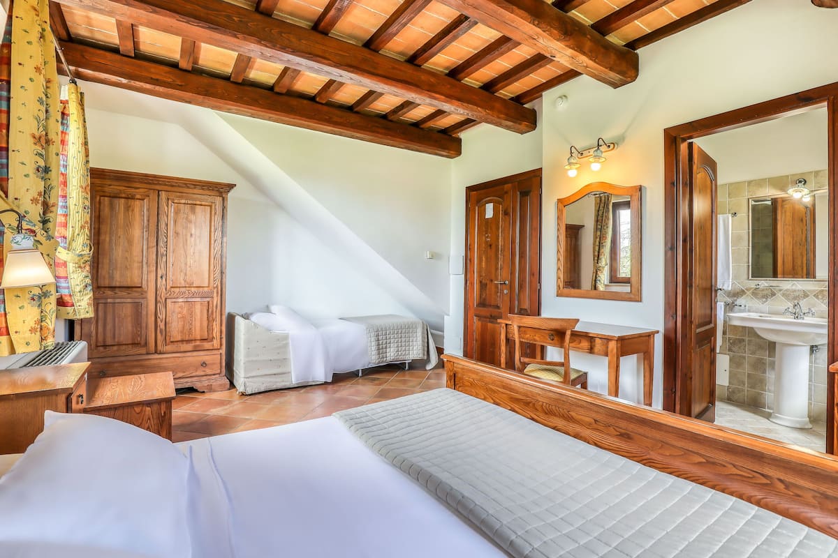 Colchones con efecto memoria, muebles diferentes y escritorio