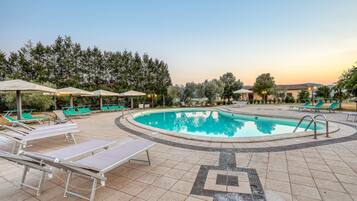 Seasonal outdoor pool, pool umbrellas