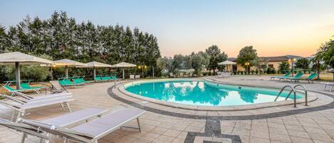 Seasonal outdoor pool, pool umbrellas