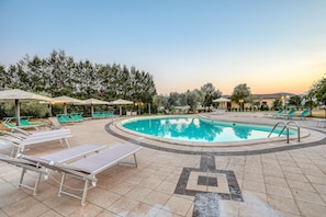 Piscine extérieure (ouverte en saison), parasols de plage