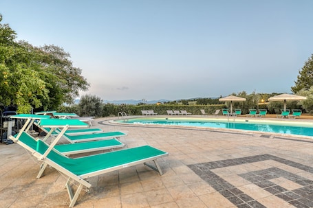 Seasonal outdoor pool, pool umbrellas