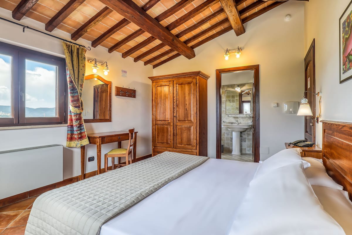 Colchones con efecto memoria, muebles diferentes y escritorio
