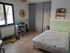 4 chambres, fer et planche à repasser, lit de bébé portatif