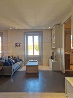 Smart TV - Attico Cavour Prati, 10 minutes from Piazza Navona and St. Peter's. (Roma)