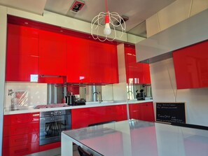 Fridge, oven, stovetop, dishwasher