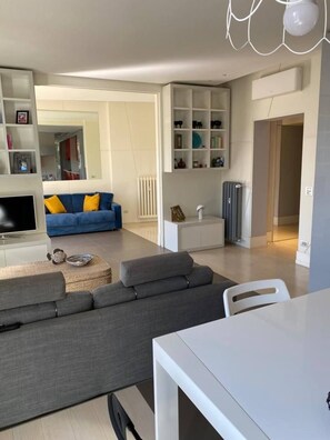 Smart TV - Attico Cavour Prati, 10 minutes from Piazza Navona and St. Peter's. (Roma)