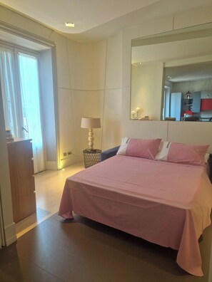 2 bedrooms, desk, iron/ironing board, WiFi - Attico Cavour Prati, 10 minutes from Piazza Navona and St. Peter's. (Roma)