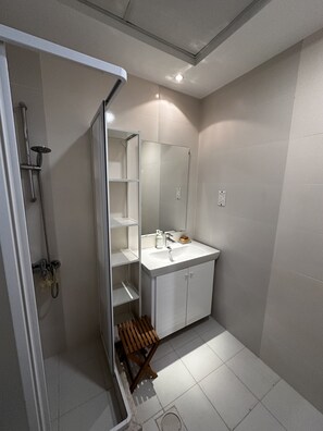 Dusche, Haartrockner, Handtücher, Seife