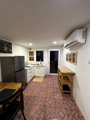 Kjøleskap, mikrobølgeovn, kokeplater og kaffetrakter/tekoker