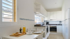 Microwave, oven, dishwasher, dining tables - Pine Walk Xisco apartment by Vida Villas (Pollença)