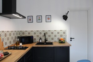 Réfrigérateur, four à micro-ondes, un four, surface de cuisson