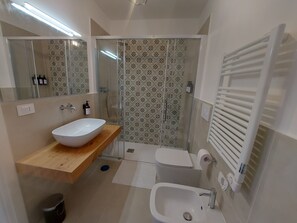 Dusche, Haartrockner, Bidet, Handtücher