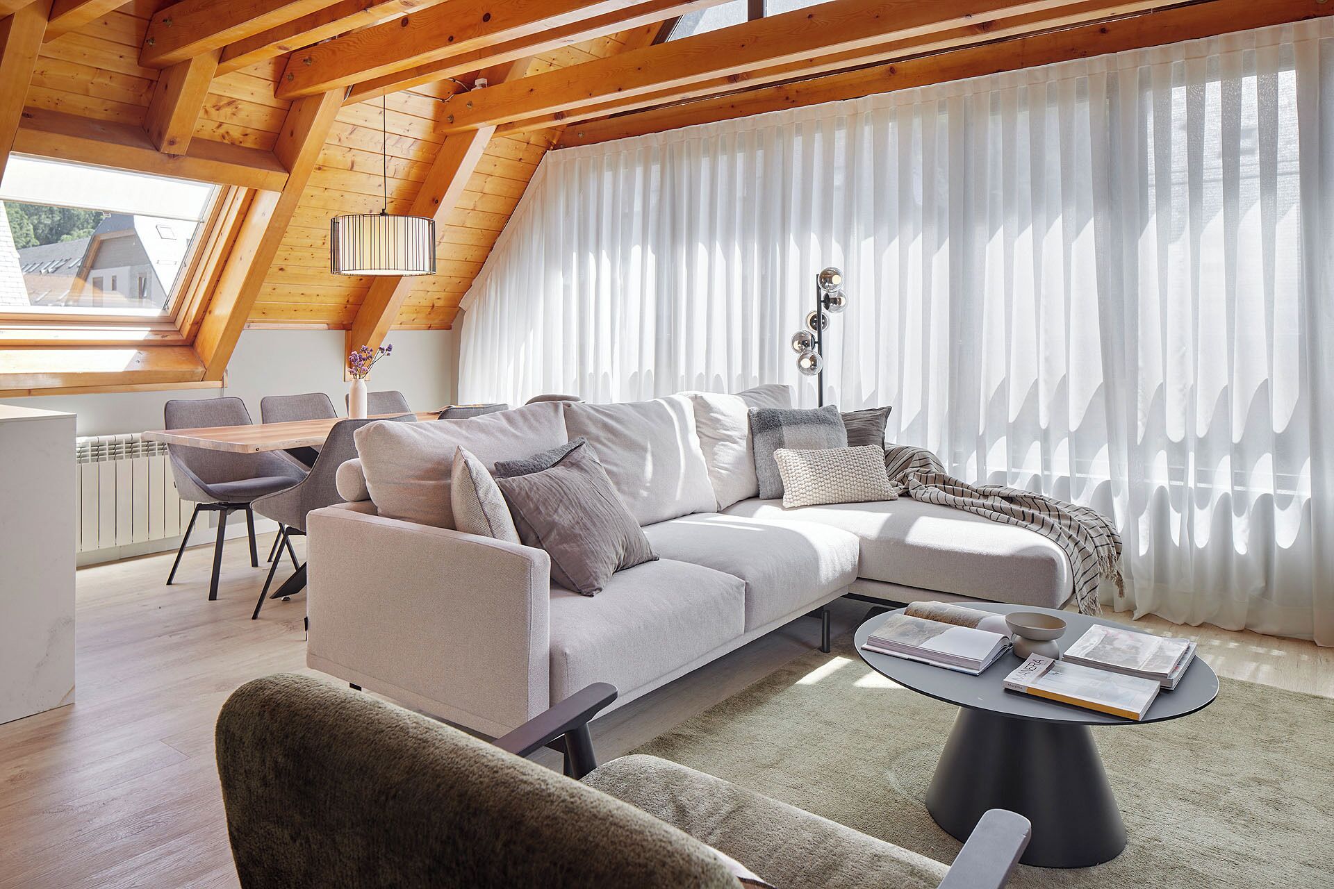 Een flatscreentelevisie en een open haard