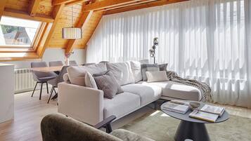 Een flatscreentelevisie en een open haard