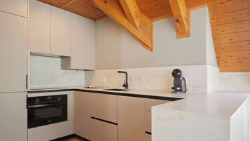 Een koelkast, een magnetron, een oven, een kookplaat