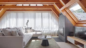 Een flatscreentelevisie en een open haard