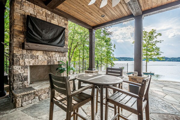 屋外ダイニングエリア