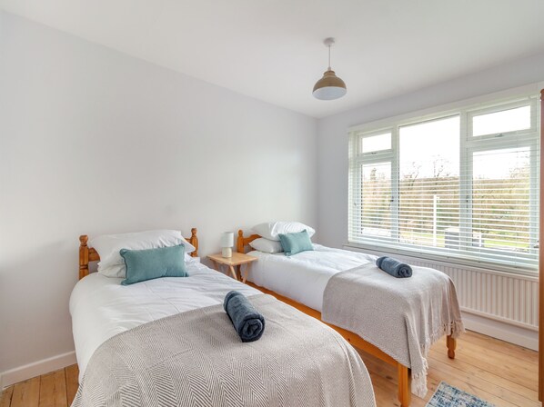 2 bedrooms, free WiFi, bed sheets - 2 bedroom accommodation in Seven Sisters Neath, near Swansea (Seven Sisters Neath, near Swansea)