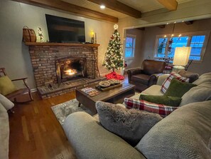 Smart-TV, Kamin, DVD-Player, Bücher