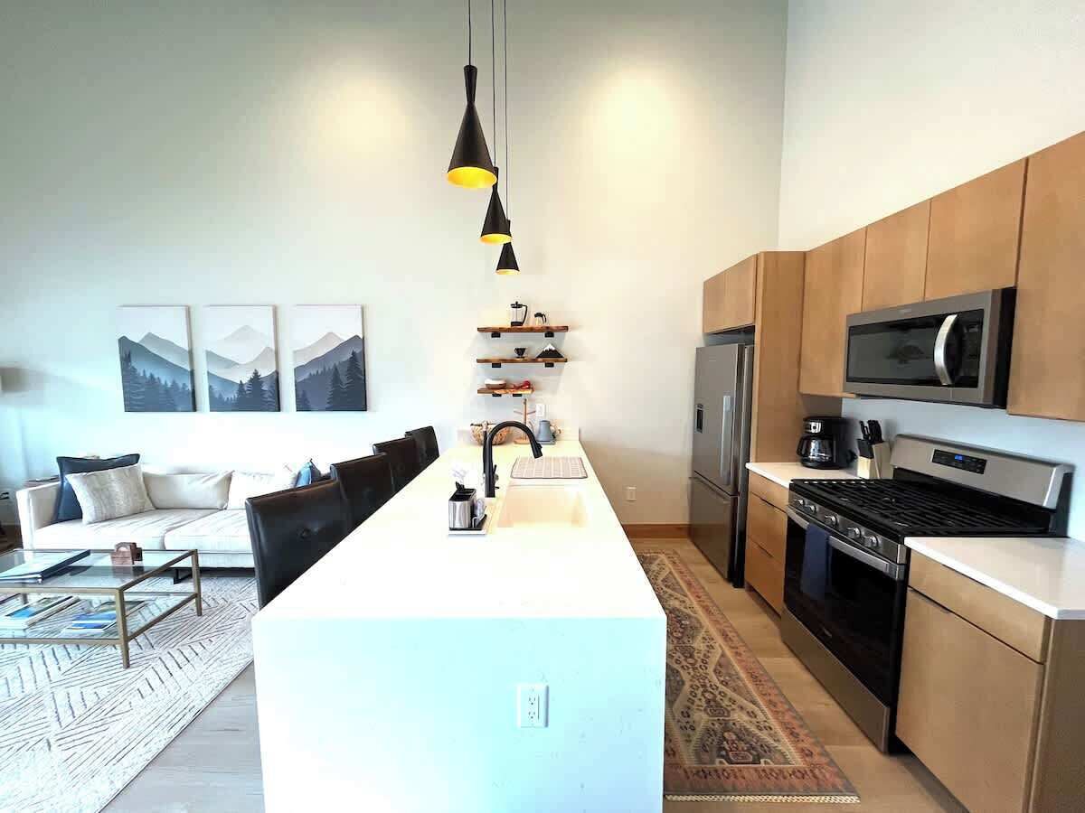 Frigorífico, microondas, horno y placa de cocina