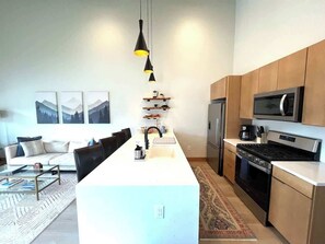 Réfrigérateur, four à micro-ondes, un four, surface de cuisson