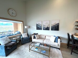 TV - Elk Valley Townhome with private sauna and amazing views (Crested Butte)