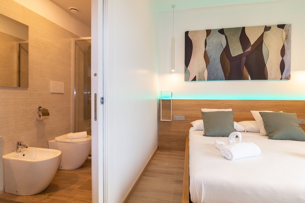 Deluxe Double Room | Gebar bulu kapas, busa memori, peti besi dalam bilik