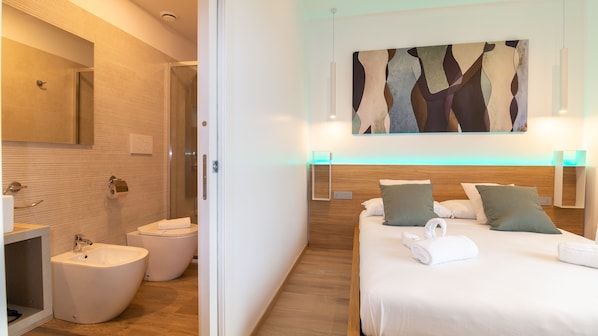 Deluxe Double Room | Down comforters, memory foam beds, in-room safe, individually furnished - Galleria Roma Art Guesthouse (Oristano)