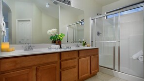 Secadora de cabello, toallas, jabón, papel de baño 