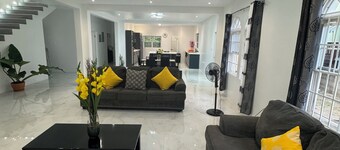 Luxury 4Bedroom, private gated guest house - Welcome tranquility in paradise