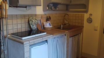 Refrigerador, parrilla de estufa y utensilios de cocina