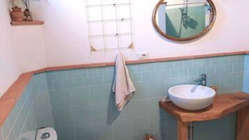 Een douche, een haardroger, een bidet, handdoeken