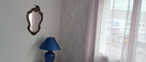 1 habitación, tabla de planchar con plancha y ropa de cama