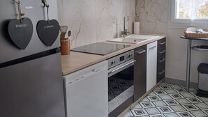 Una cocina moderna con lavavajillas, horno y ventana con vistas.