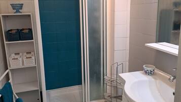 Sèche-cheveux, serviettes fournies, savon, papier toilette