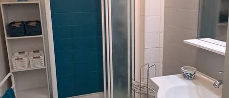 Hårtørrer, håndklæder, Sæbe, Toiletpapir