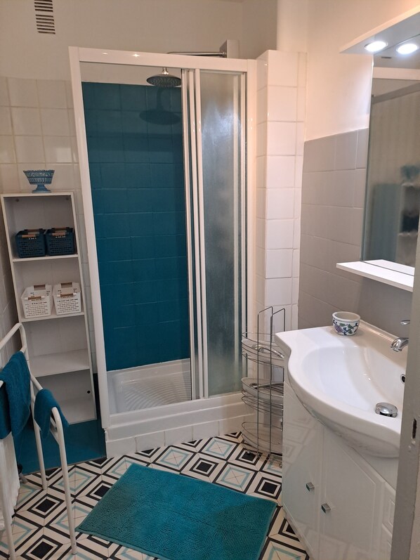 Hårtørrer, håndklæder, Sæbe, Toiletpapir