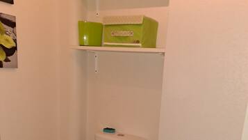 Sèche-cheveux, serviettes fournies, savon, papier toilette