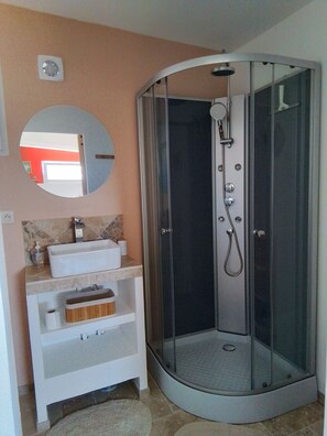 Dusche, Haartrockner, Handtücher, Seife