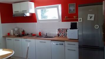 Fridge, microwave, stovetop, dishwasher