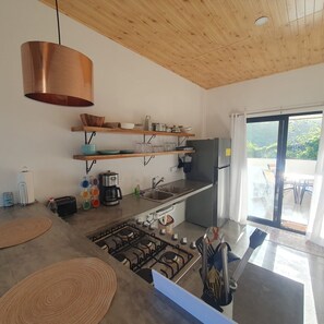 Réfrigérateur, four, plaque de cuisson, cafetiÚre/bouilloire