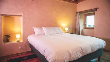 1 bedroom, desk, travel cot, free WiFi