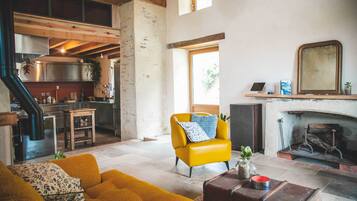 Fireplace, ping pong, books, stereo