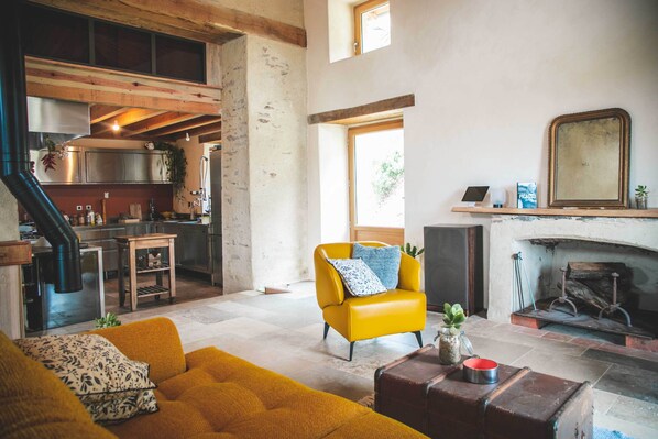 Een open haard, een tafeltennistafel, boeken en een stereo