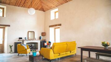 Fireplace, ping pong, books, stereo