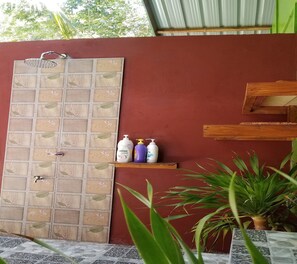 Chalet familiar, varias camas, balcón, frente al mar | Baño | Regadera, regadera tipo lluvia, bidet, toallas 