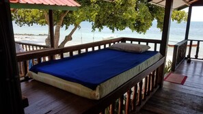 Chalet familiar, varias camas, balcón, frente al mar | 1 habitación, decoración personalizada y muebles diferentes 