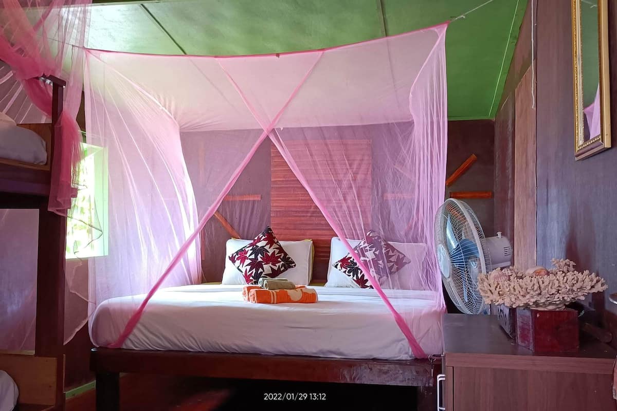1 bedroom, individually decorated, individually furnished, bed sheets