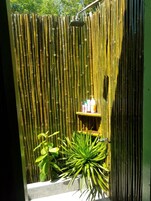 标准木屋, 1 张大床, 阳台, 海滨 | 浴室 | 淋浴设施、大花洒淋浴喷头、拖鞋、坐浴桶