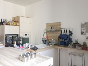 雪櫃、微波爐、焗爐、爐具